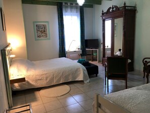 1 camera, ferro/asse da stiro, lenzuola