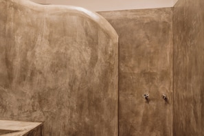 Haartrockner, Handtücher, Seife, Toilettenpapier