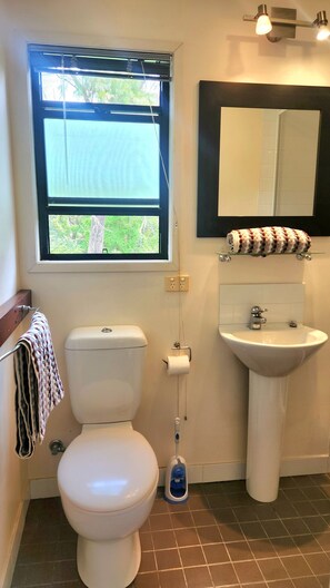 Towels, soap, toilet paper - Denman! Small Self-Contained Studio in Wavell Heights (Wavell Heights)