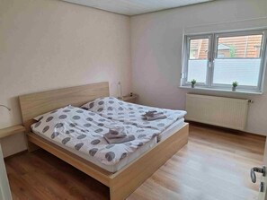 1 Schlafzimmer, Schreibtisch, Bettwäsche