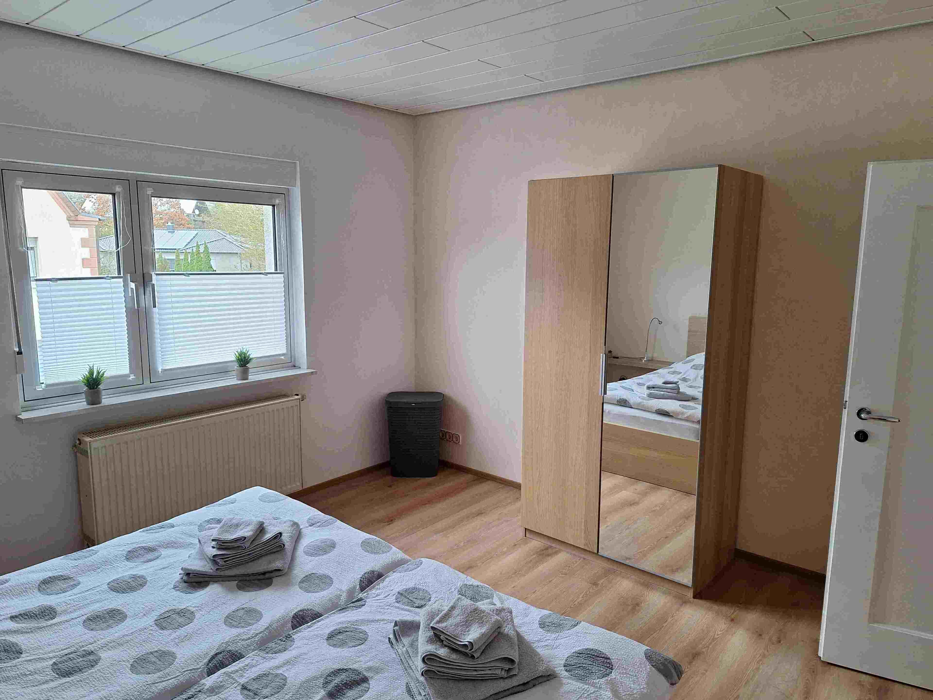 1 Schlafzimmer, Schreibtisch, Bettwäsche