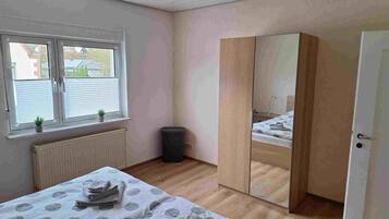 1 Schlafzimmer, Schreibtisch, Bettwäsche