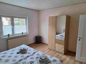 1 Schlafzimmer, Schreibtisch, Bettwäsche