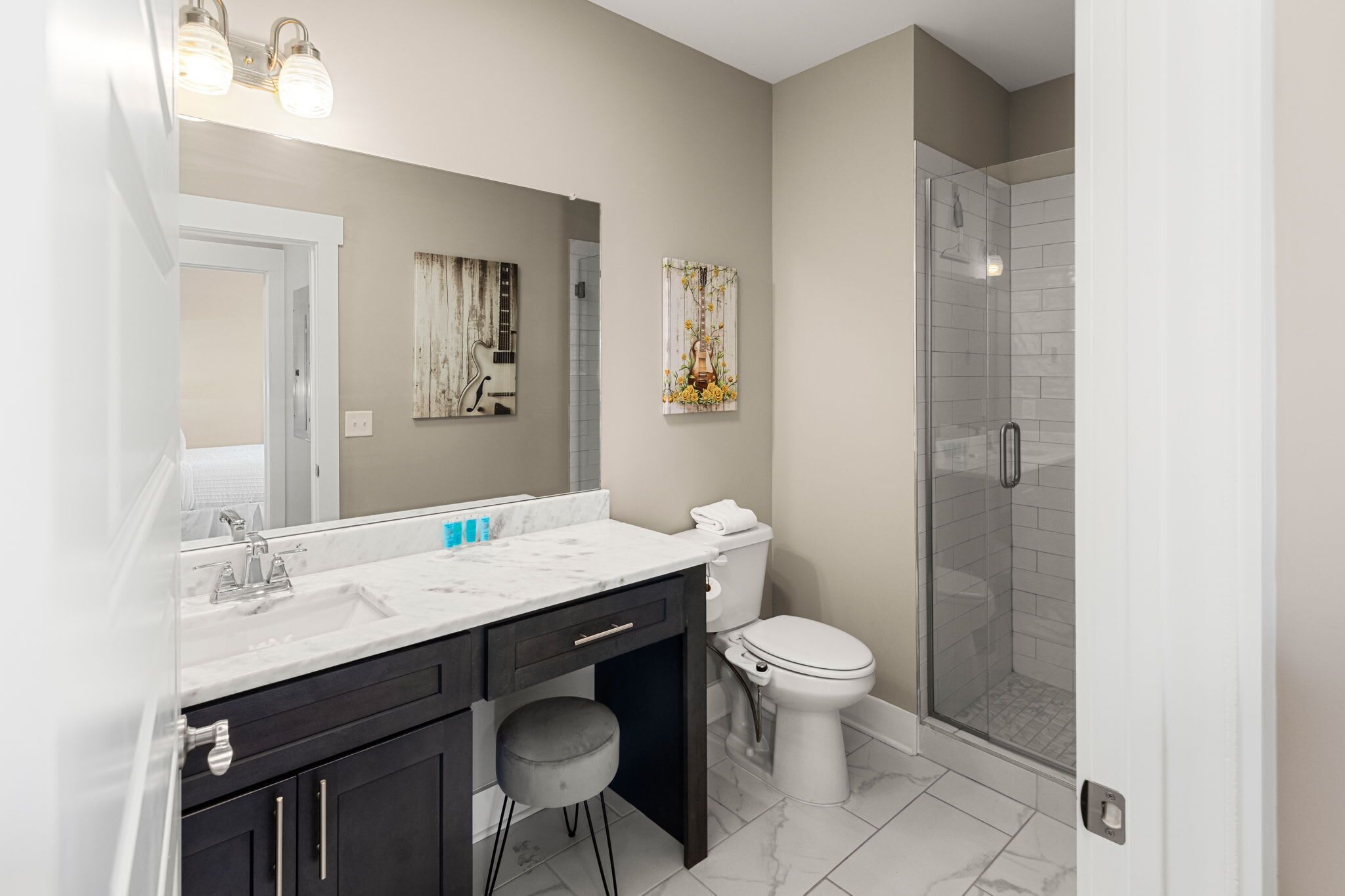 Douche, séchoir à cheveux, serviettes fournies