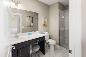 Ducha, secador de pelo y toallas