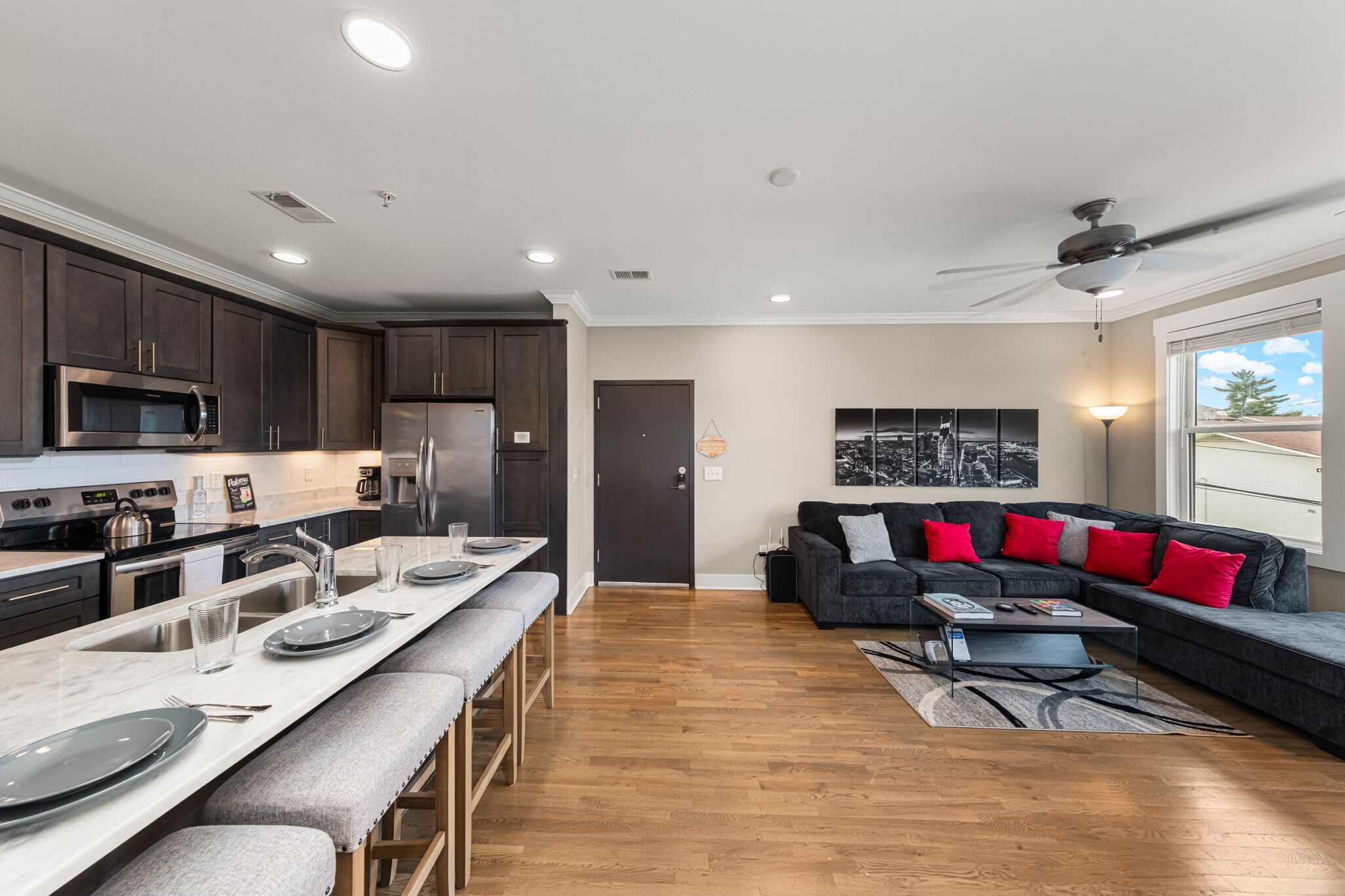 Réfrigérateur, four à micro-ondes, un four, surface de cuisson