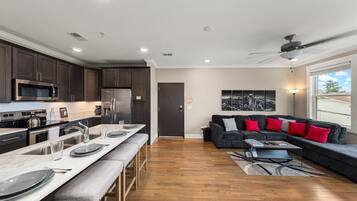 Réfrigérateur, four à micro-ondes, un four, surface de cuisson