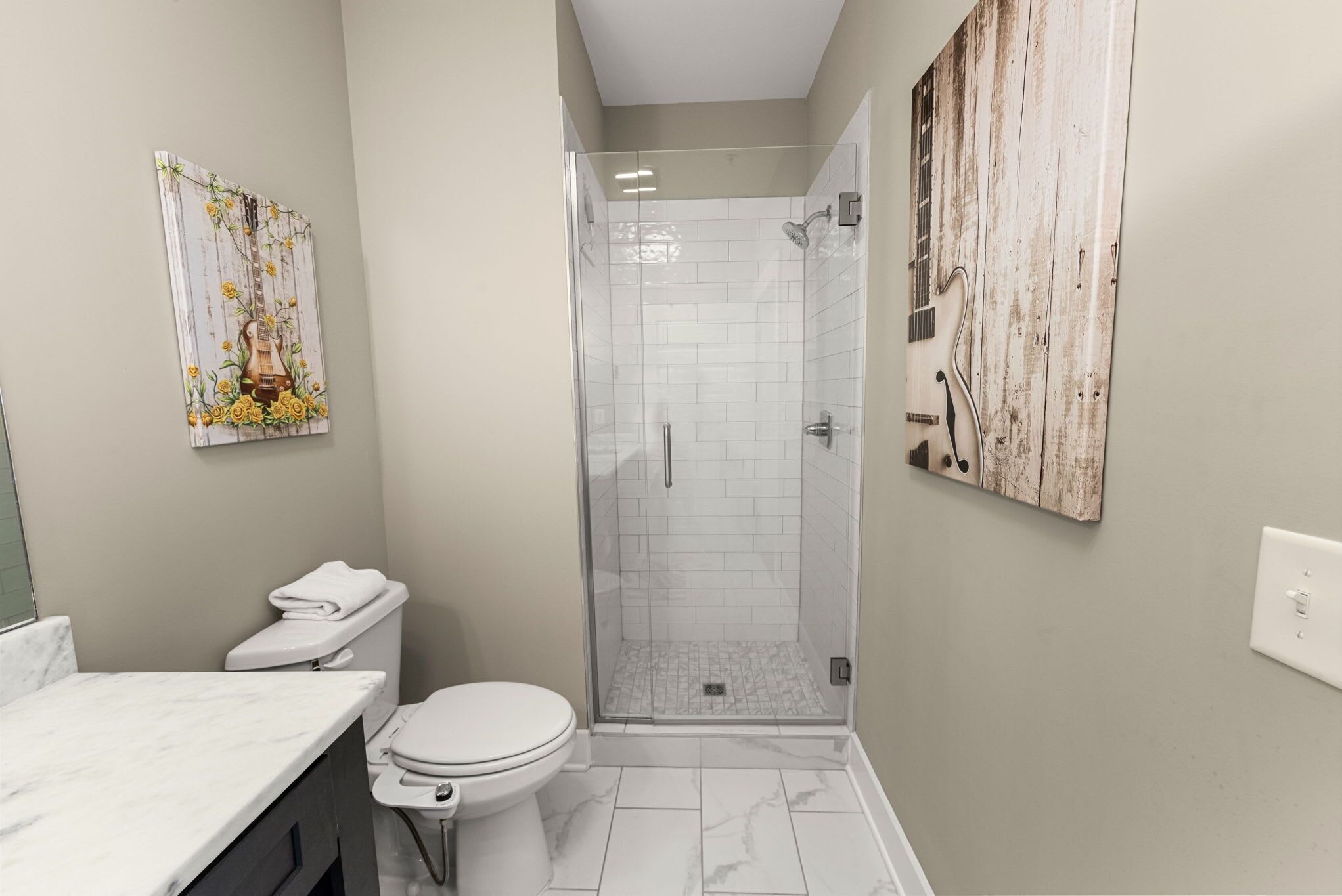 Douche, séchoir à cheveux, serviettes fournies