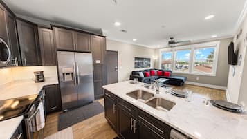 Réfrigérateur, four à micro-ondes, un four, surface de cuisson