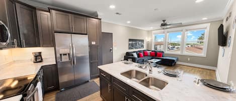 Refrigerador, microondas, horno y parrilla de estufa