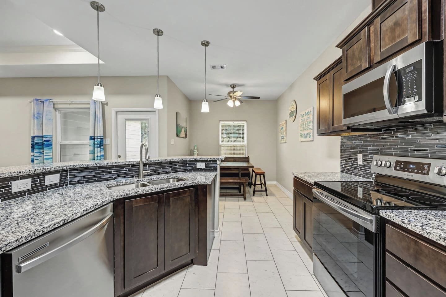 Réfrigérateur, four à micro-ondes, un four, surface de cuisson