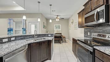 Réfrigérateur, four à micro-ondes, un four, surface de cuisson