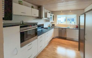 Fridge, microwave, oven, stovetop - Cozy home in Ulfborg with WiFi (Ulfborg)