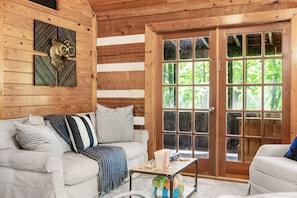 Smart TV, video games - Peaceful Cabin Hot Tub, Fire pit. Near Pigeon Forge, Gatlinburg and GSM Nat Park (Sevierville)