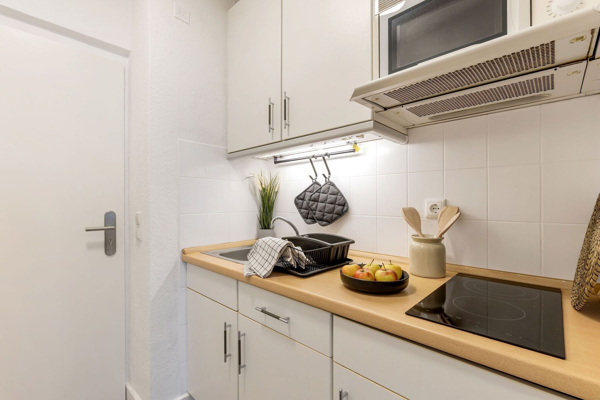 冷蔵庫、コンロ、コーヒー / ティーメーカー、電気ポット