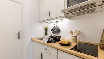 Kühlschrank, Herdplatte, Wasserkocher mit Kaffee-/Teezubehör