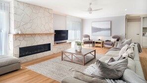 Living area - Sundown Country Club - Fully Accessible, Private Sauna, Mini Golf Course, Massage Chair and more! (Bright)
