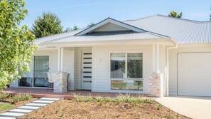 Exterior detail - Sundown Country Club - Fully Accessible, Private Sauna, Mini Golf Course, Massage Chair and more! (Bright)