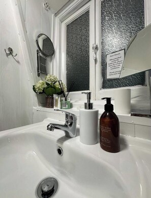 Shower, towels, soap, toilet paper - Quiet King’s Cross flat – Steps from the Station (London)