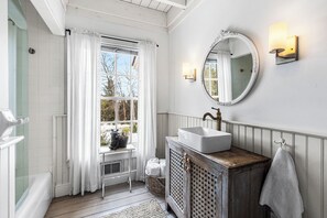 Secadora de cabello, toallas, jabón, papel de baño 