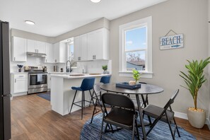 Private kitchen - Where Game Nights Meet Beach Days! Sleeps 12 (Tillamook)