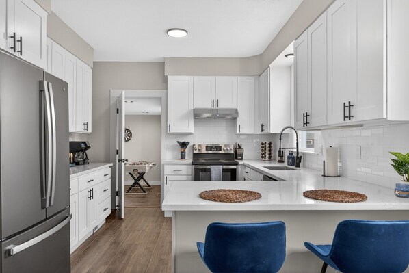 Private kitchen - Where Game Nights Meet Beach Days! Sleeps 12 (Tillamook)