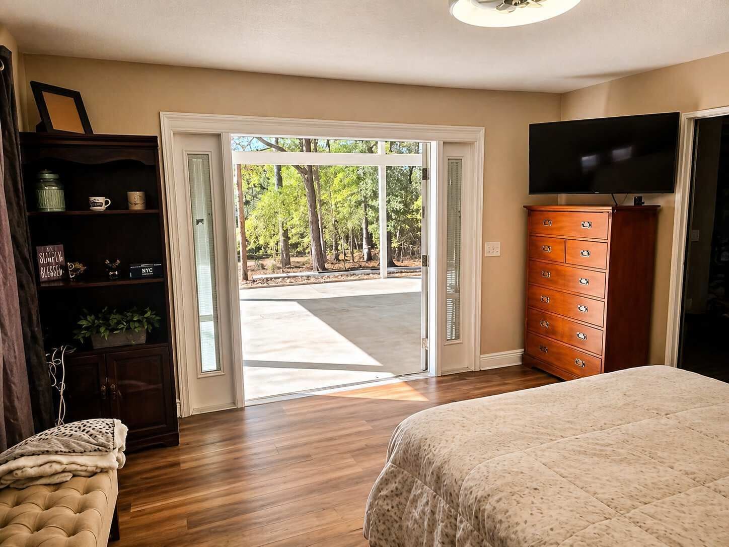 4 bedrooms, iron/ironing board, WiFi, bed sheets