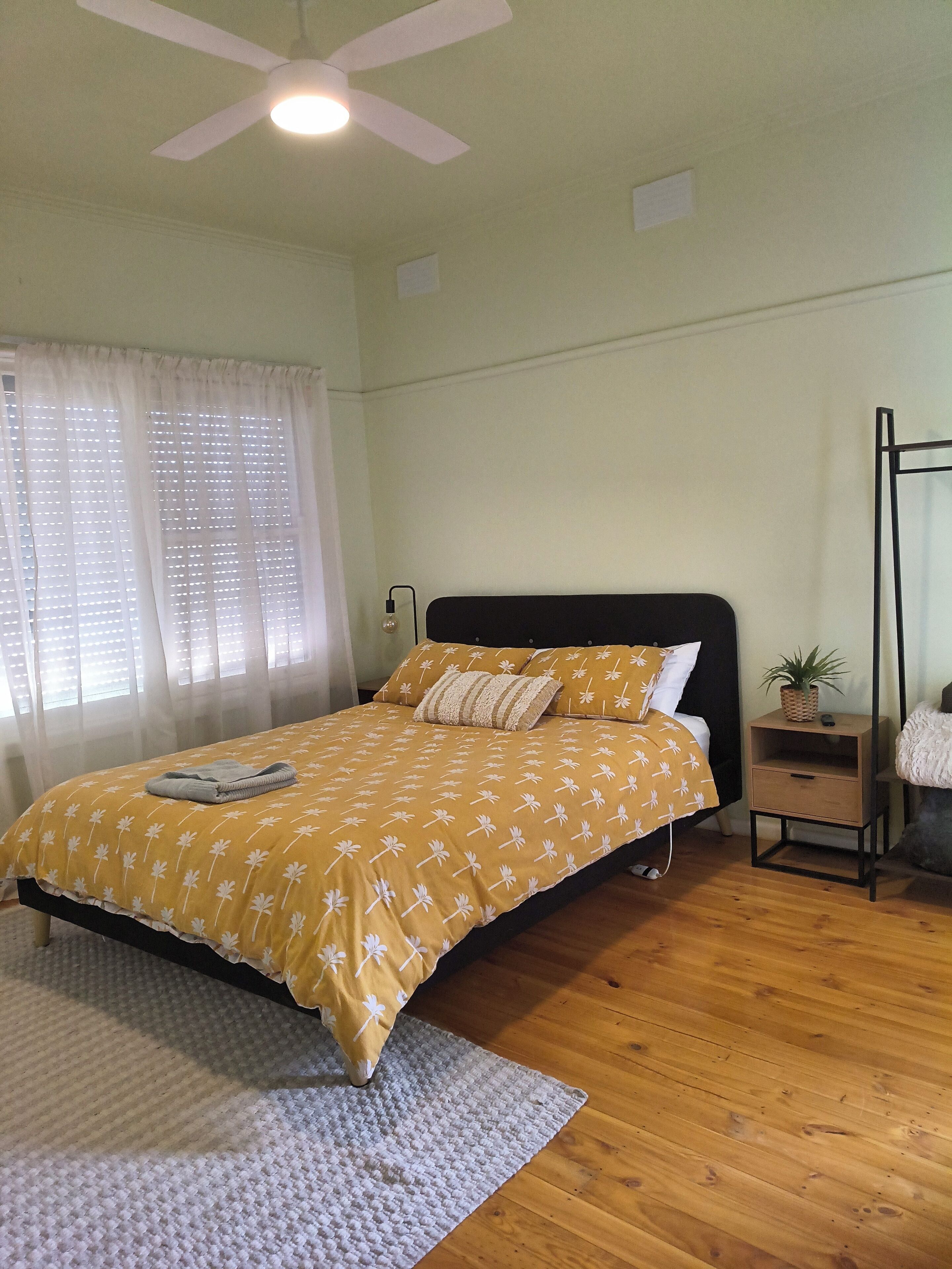 3 habitaciones, tabla de planchar con plancha, wifi y ropa de cama 