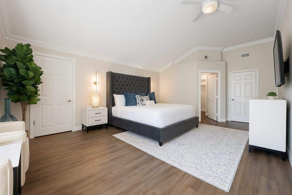 5 bedrooms, iron/ironing board, WiFi, bed sheets