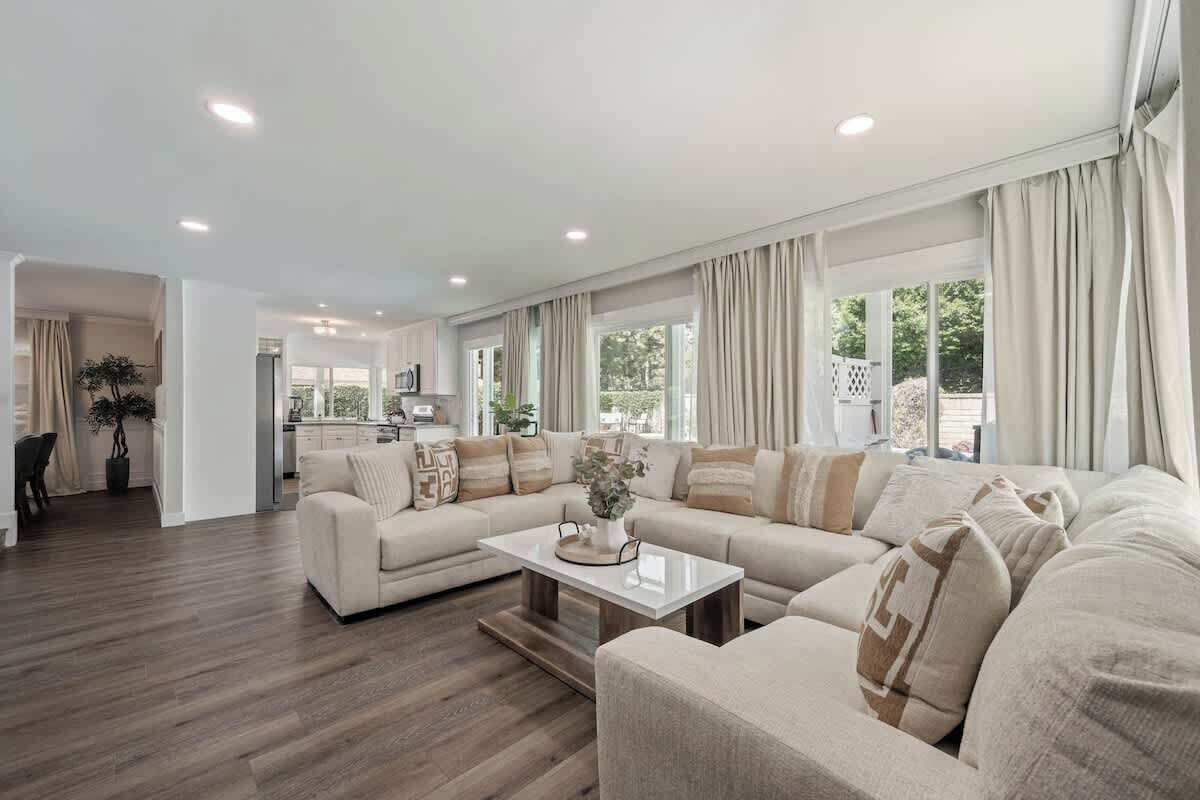 Una televisión, una chimenea