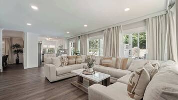 Una televisión, una chimenea