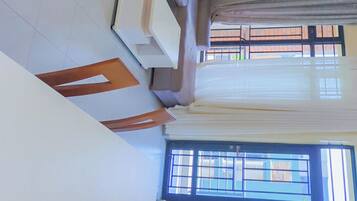 Habitación Confort | Baño | Artículos de higiene personal gratuitos, zapatillas, toallas y jabón