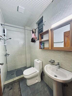Habitación Confort | Baño | Amenidades de baño gratuitas, pantuflas, toallas, jabón 