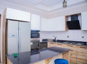 Mini-Kühlschrank, Mikrowelle, Ofen, Herdplatte