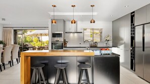 Fridge, microwave, oven, stovetop - Koru View on McBride (Queenstown)
