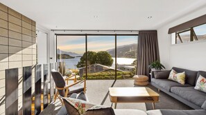 Smart TV, fireplace - Koru View on McBride (Queenstown)