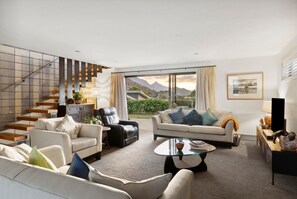 Smart TV, fireplace - Koru View on McBride (Queenstown)