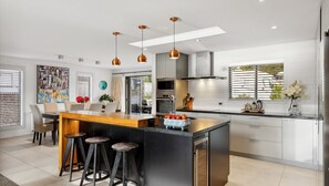 Fridge, microwave, oven, stovetop - Koru View on McBride (Queenstown)