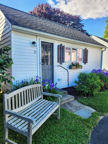 Cozy 1-bedroom cottage in beautiful Charlestown with AC