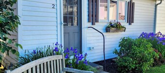 Cozy 1-bedroom cottage in beautiful Charlestown with AC
