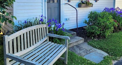 Cozy 1-bedroom cottage in beautiful Charlestown with AC