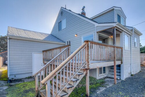 Ocean View Home 1 block to Prom & Beach w/ Game Room.