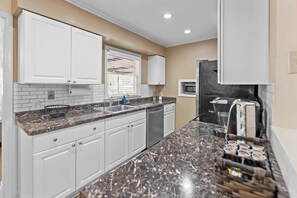 Fridge, microwave, oven, stovetop - Modern Memphis Retreat - Sleeps 7 - Fireplace (Memphis)