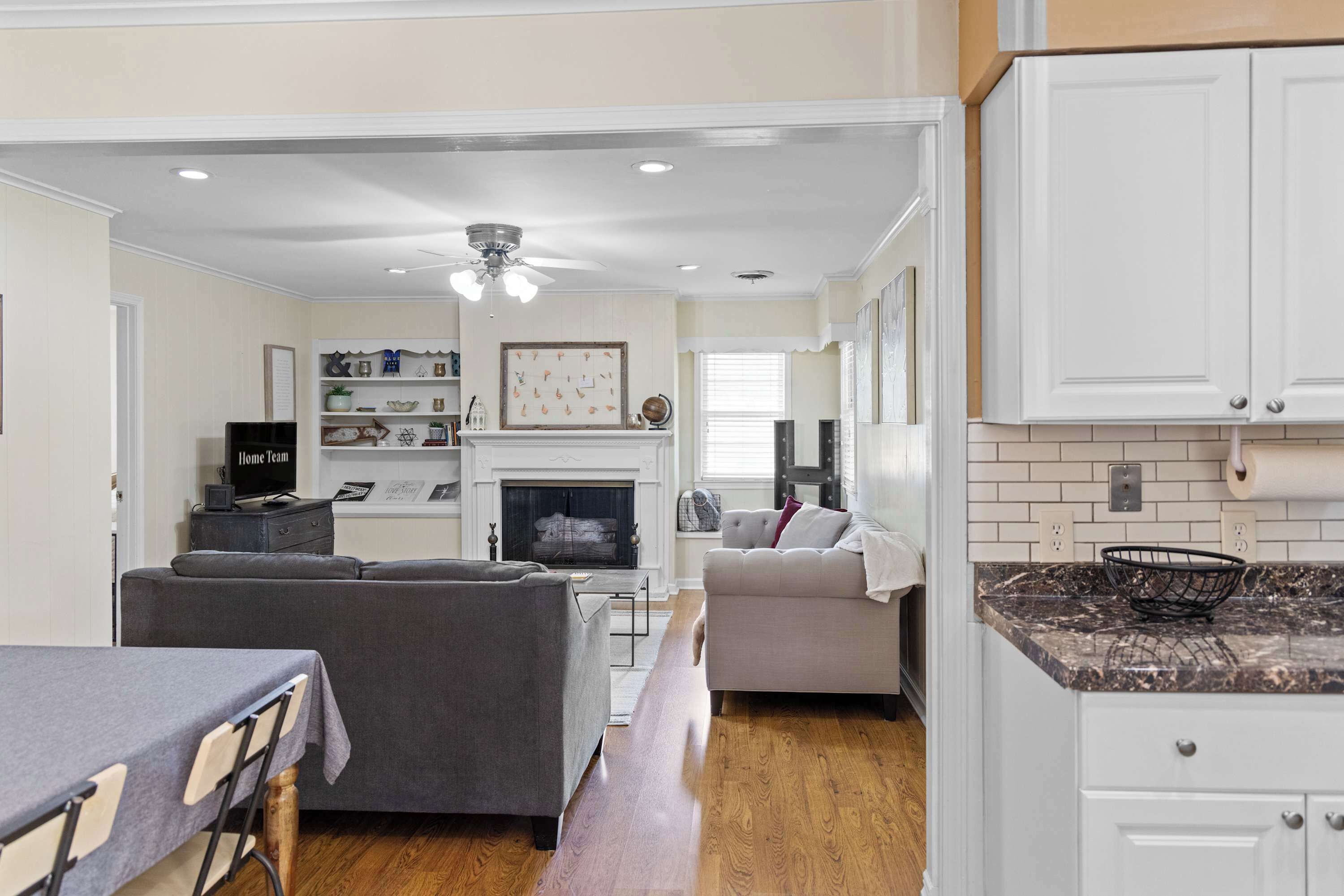 Televisión, chimenea y oficina 