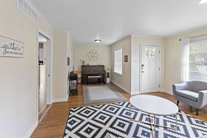 Interior - Modern Memphis Retreat - Sleeps 7 - Fireplace (Memphis)