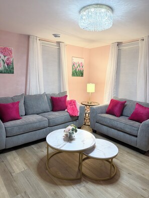 Smart TV - The Pink House/Girls Trip+Family Friendly/10 minutes to Downtown Chattanooga (Rossville)