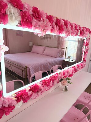 2 bedrooms, iron/ironing board, free WiFi, bed sheets - The Pink House/Girls Trip+Family Friendly/10 minutes to Downtown Chattanooga (Rossville)