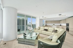 Living area - Spacious 4-bedroom condo in beautiful Hollywood with AC and gym (Hollywood)