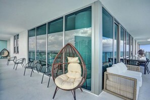 Terrace/patio - Spacious 4-bedroom condo in beautiful Hollywood with AC and gym (Hollywood)