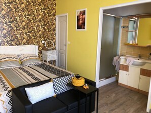 1 bedroom, iron/ironing board, internet, bed sheets - The Élise room offers calm, comfort and nature (Castelsarrasin)